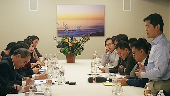 HCMC Party Leader Nguyen Thien Nhan meets Vietnamese young intellectuals in San Francisco, the US on December 11 (Photo: SGGP)