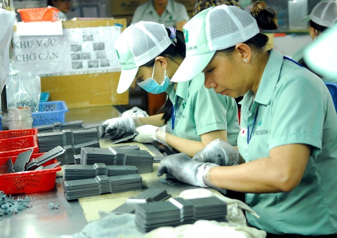 Workers produce mechanical accessories and parts at the Hirota Precision Viet Nam Co.,Ltd in Dong Nai Province. (Photo: VNA/VNS)