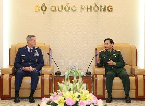 Senior Lieutenant General Phan Van Giang, Chief of the General Staff of the Vietnam People’s Army (R), and his guest (Photo: qdnd.vn)