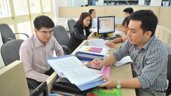 A staff of the Department of Planning and Investment guides a businessman to do procedures (Photo: SGGP)