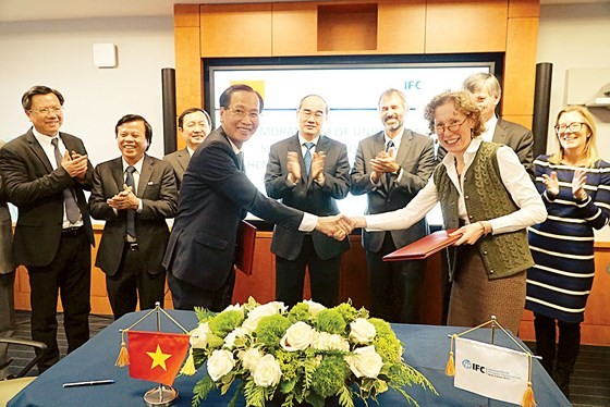 HCMC People’s Committee and IFC leaders sign the cooperation MoU on city infrastructure development in Wasington D.C on December 15 (Photo: SGGP)