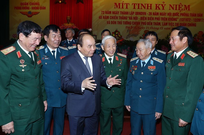 Prime Minister Nguyen Xuan Phuc meets representative of the Vietnam People’s Air Force during the 73rd anniversary of the People’s Army of Vietnam (December 22, 1944 – December 22, 2017). (Photo: VNA/VNS)
