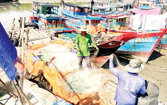 Fishermen pack up fishing net to avoid Typhoon Tembin (Photo: SGGP)