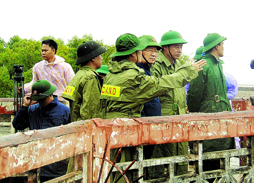 Deputy Prime Minister Trinh Dinh Dung (3rd, R) inspects counter storm operations in Bac Lieu province on December 25 (Photo: SGGP)