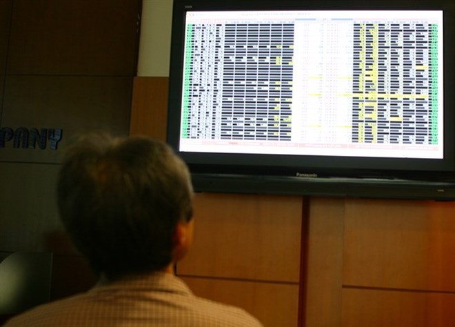 An investor watches stock movements at Bao Viet Securities Company (Photo: VNA)