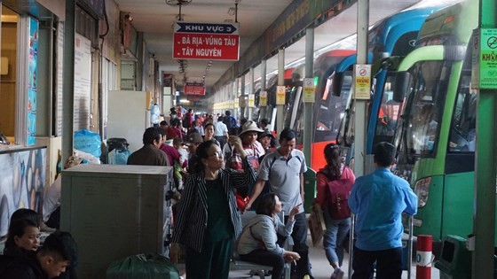 Passengers wait to get board at Mien Dong Coach Station in HCMC (Photo: SGGP)