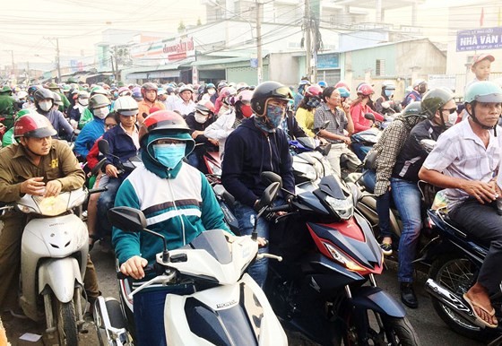 Vehicles crowd streets from the Mekong Delta to HCMC on January 1 (Photo: SGGP)