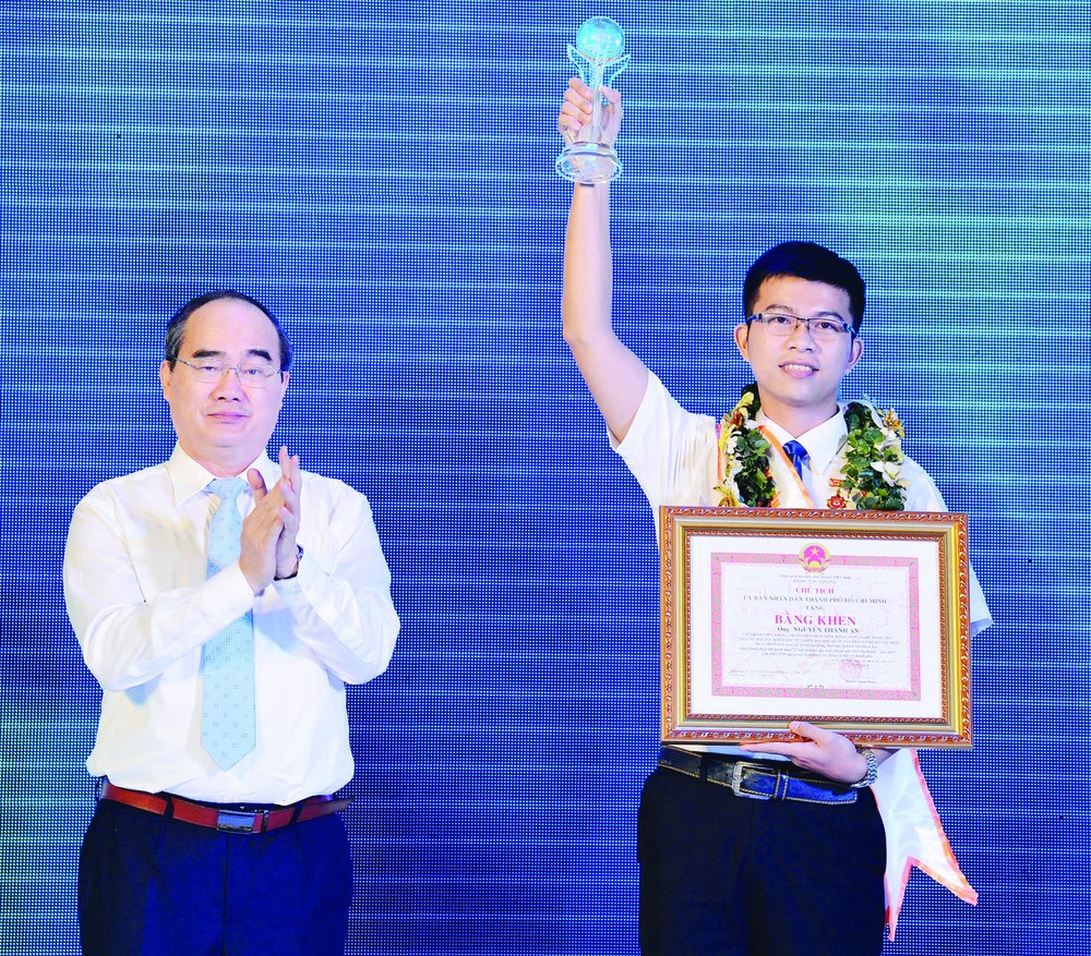 HCMC Party Chief Nguyen Thien Nhan congratulates young citizen Nguyen Thanh An at a ceremony honoring ten outstanding young citizens of 2017 on January 1 (Photo: SGGP)