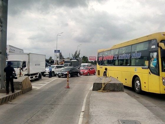 Many drivers have stopped their vehicles at Can Tho-Phung Hiep BOT toll gate and refused to buy tickets to oppose toll levels for the last few days (Photo: SGGP)