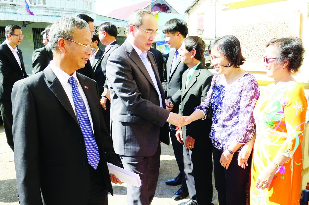 HCMC Party Chief Nguyen Thien Nhan visits Vietnamese Association in Savannakhet province, Laos (Photo: SGGP)