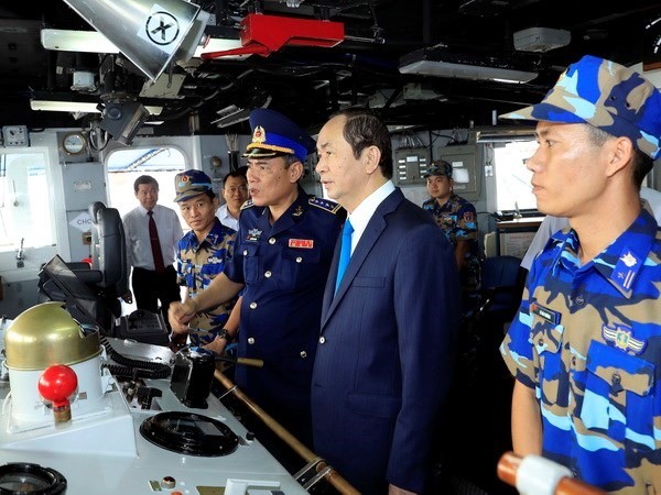 President Tran Dai Quang visit to the Coast Guard Zone 3 High Command in the southern province of Ba Ria-Vung Tau on January 30. (Photo: VNA/VNS)