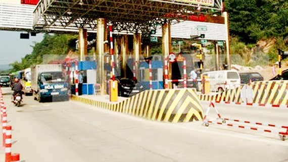 The toll gate in Xuan Mai-Hoa Binh stretch, Highway 6 (Photo: VNA)