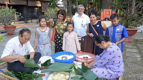 Overseas Vietnamese make chung cake for Tet