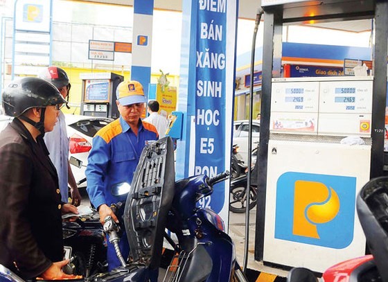 Businesses have been required not to increase petrol price ahead of the Tet holiday (Photo: SGGP)