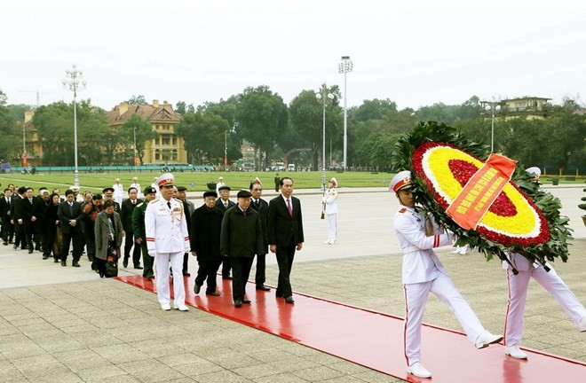 Leaders pay tribute to President Ho Chi Minh on CPV founding anniversary (Photo: VNA)