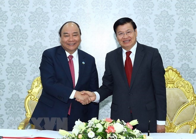 Prime Minister Nguyen Xuan Phuc meets his Lao counterpart Thongloun Sisoulith in Vientiane, Laos yesterday. (Photo: VNA/VNS)