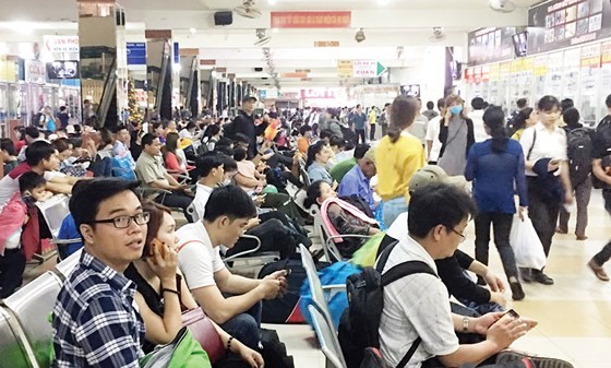 Passengers wait to buy tickets at Mien Dong coach station (Photo: SGGP)