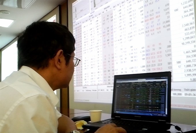 An investor at Saigon Securities Inc’s trading office in Hanoi (Photo: VNS Photo)