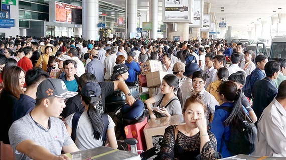 People wait to meet their relatives at Tan Son Nhat Airport (Photo: SGGP)