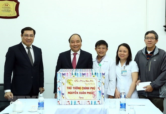 PM Nguyen Xuan Phuc presents gifts to the C Hospital (Photo: VNA)