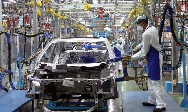 The Ministry of Industry and Trade has asked the Ministry of Finance to remove the special consumption tax for locally-manufactured auto parts. (Photo: vietnambiz.vn)