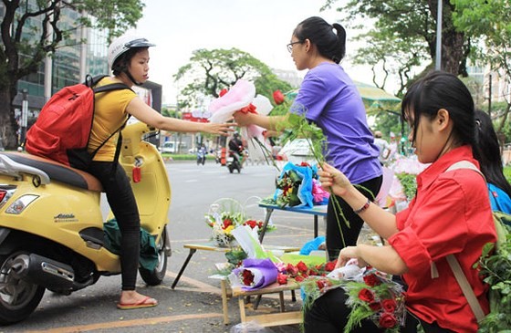 A flower selling spot in Nguyen Van Cu street (Photo: SGGP)