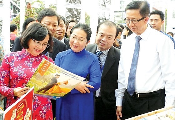 HCMC leaders visits the spring newspaper exhibition in HCMC Book Street 2018 opened on February 13 (Photo: SGGP)