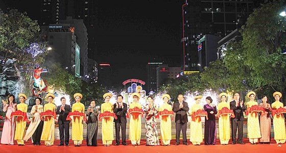 Central and city leaders attend the opening ceremony of Nguyen Hue flower street in HCMC on February 13 (Photo: SGGP)