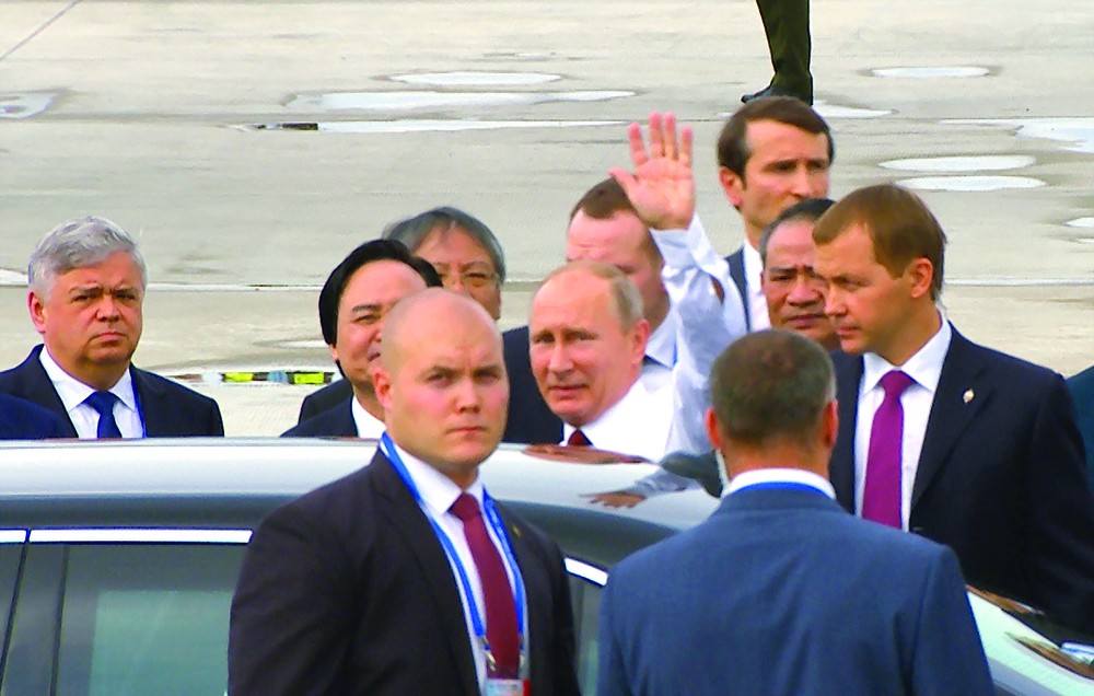 President Vladimir Putin waves to international reporters and the Vietnamese people when arriving in Da Nang to attend the APEC submit in November, 2017 (Photo: SGGP)