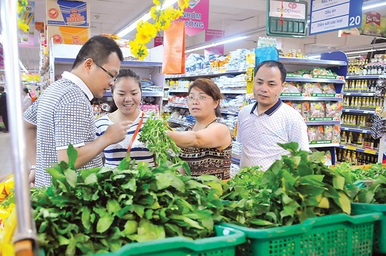 Customers buy vegetables at Co.opMart Supermarket in Cong Quynh street, district 1, HCMC (Photo: SGGP)
