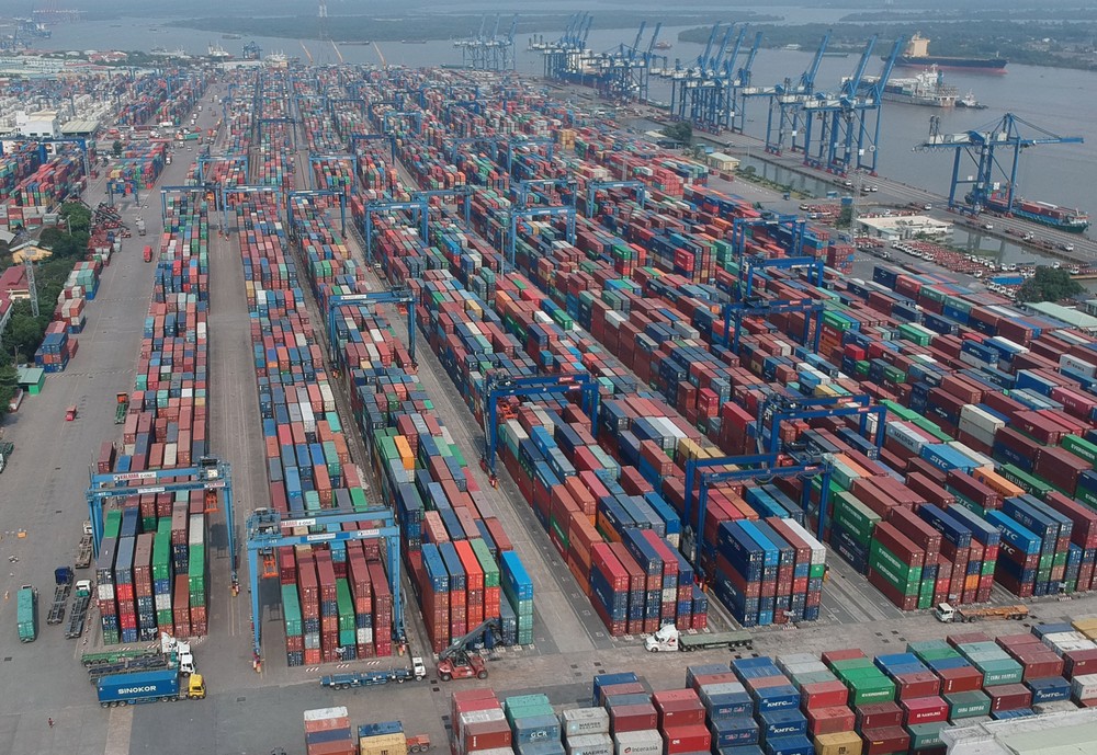 Export containers at a seaport in HCMC (Photo: SGGP)
