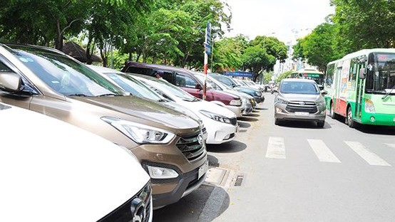 Cars parking in  Le Lai street, downtown HCMC (Photo: SGGP)