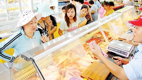 Customers at a convenience store in HCMC (Photo: SGGP)