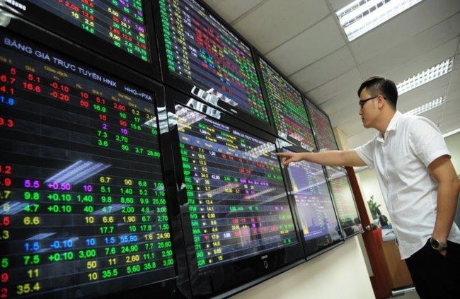  Rising economic and trade tension between China and the US and a faster-than-expected US rate hike have dampened investors’ confidence in Vietnamese stocks.– Photo vietnamfinance.vn