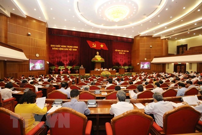 The 12th Central Committee of the Communist Party of Vietnam spent the fourth working day of its 8th plenum on Friday discussing regulations on the responsibility of Party cadres and members to set good examples. VNA/VNS Photo