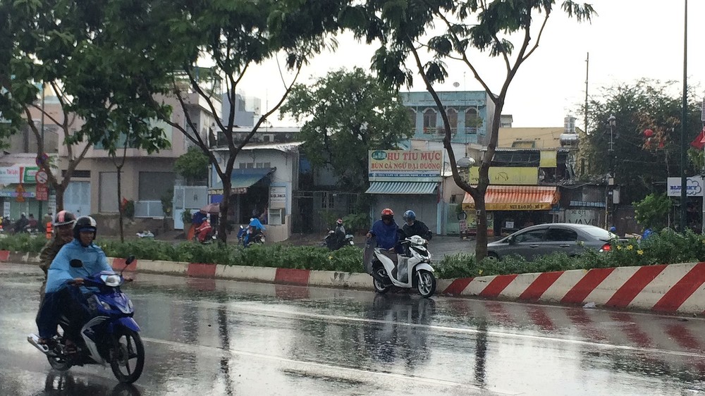 Cold front triggers rain in HCMC