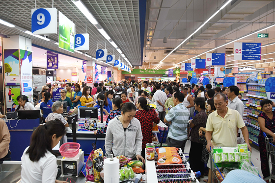 Customers at a Co.opMart supermarket (Photo: SGGP)