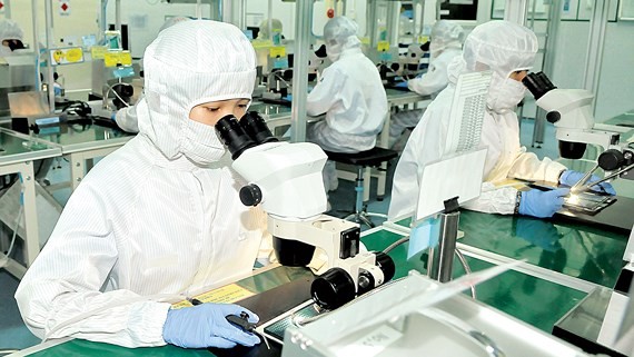 Workers producing electronics components for exports (Photo: SGGP)