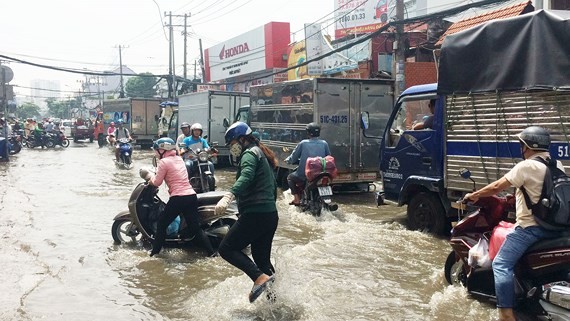 Nguyen Xi street is flooded after a heavy rain in Binh Thanh district, HCMC (Illustrative photo: SGGP)