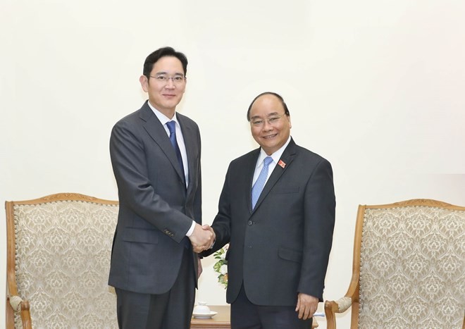 Prime Minister Nguyen Xuan Phuc (R) receives Vice Chairman of Samsung Group Lee Jae-yong in Hanoi on October 30 (Photo: VNA)