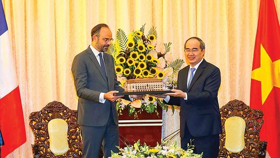 Secretary of HCMC Party Committee Nguyen Thien Nhan gives French Prime Minister Édouard Philippe HCMC Municipal Theatre model (Photo: SGGP)