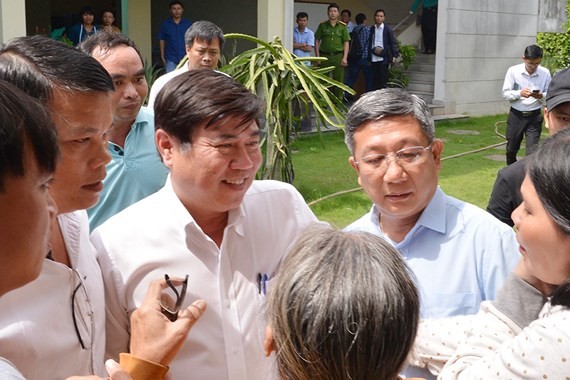 Chairman of HCMC People’s Committee talks to Thu Thiem residents (Photo: SGGP)