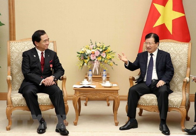 Deputy Prime Minister Trinh Dinh Dung (R) received Governor of Japan’s Kanagawa prefecture Yuji Kuroiwa in Hanoi on November 16 (Photo: VNA)