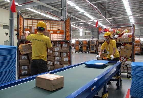 Automatic parcel conveyor belt reduces 50 percent labor costs at the center.
