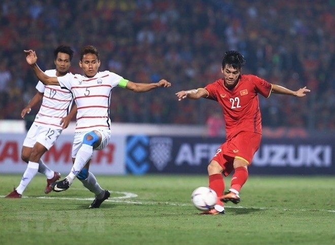 Nguyen Tien Linh (in red) opens the score for Vietnam at the 39th minute (Photo: VNA)