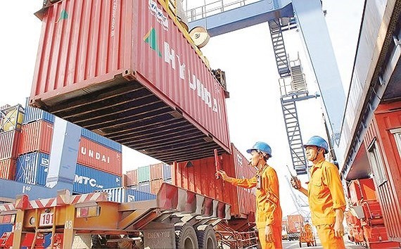 Export goods are loaded aboard at Cat Lai seaport (Photo: SGGP)