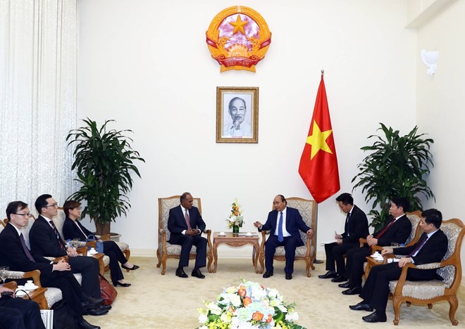 At the meeting between Vietnam's Prime Minister Nguyen Xuan Phuc and Singapore's Minister for Home Affairs and Minister for Law Shanmugam (Photo VNA)