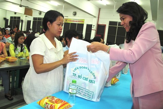 A city leader gives a pregnant worker Tet present