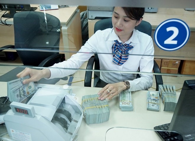 Banks depreciated the dollar against the đồng by some VND15-40 per dollar on Friday.  (Photo: VNA/VNS)