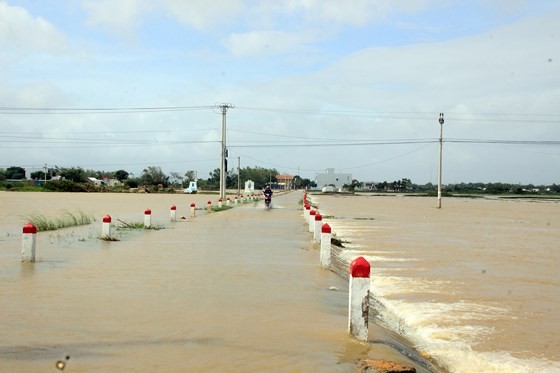 Floodwater inundates many streets in Binh Dinh province (Photo: SGGP)